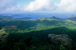 Archipel-des-Comores;-Baie;-Forêt;-France;-Îlots;-Kaleidos;-Kaleidos-images;-La-parole-à-limage;-Laurent-Abad;-Mayotte;-Nuages;-Océan-Indien;-Paysage;-Rocher;-Stories-Pictures;-Vue-en-surplomb